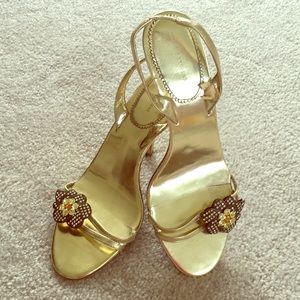 Valerie Stevens Gold patent leather pumps